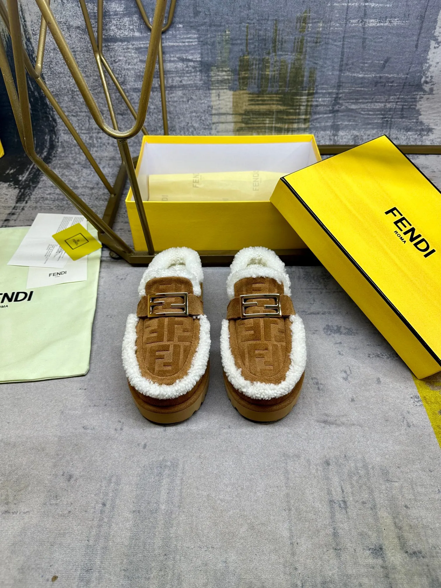p560🐮🐮FENDI’s latest casual round toe flat half slippers. Made of black suede material and decorated with a tonal embossed FF pattern. Tonal shearling lining and trim. Decorated with Baguette hardware in gold-finish metal. Thick black non-slip sole with contrasting inlay and FENDI lettering on the heel. Women’s sizes 35-40, men’s sizes 39-45